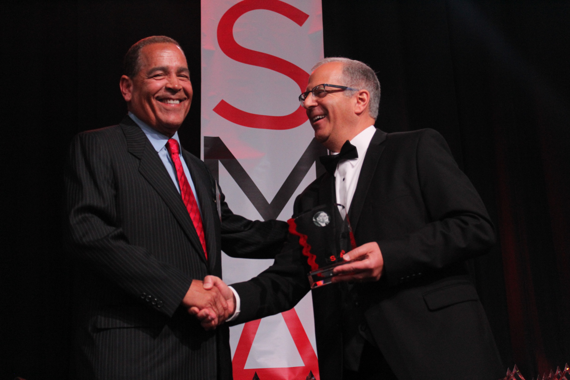 NSMA executive director Dave Goren (right) presents the Big House Gaines College Basketball Coach of the Year Award to Kelvin Sampson of the University of Houston (Daniel Coston Photo)