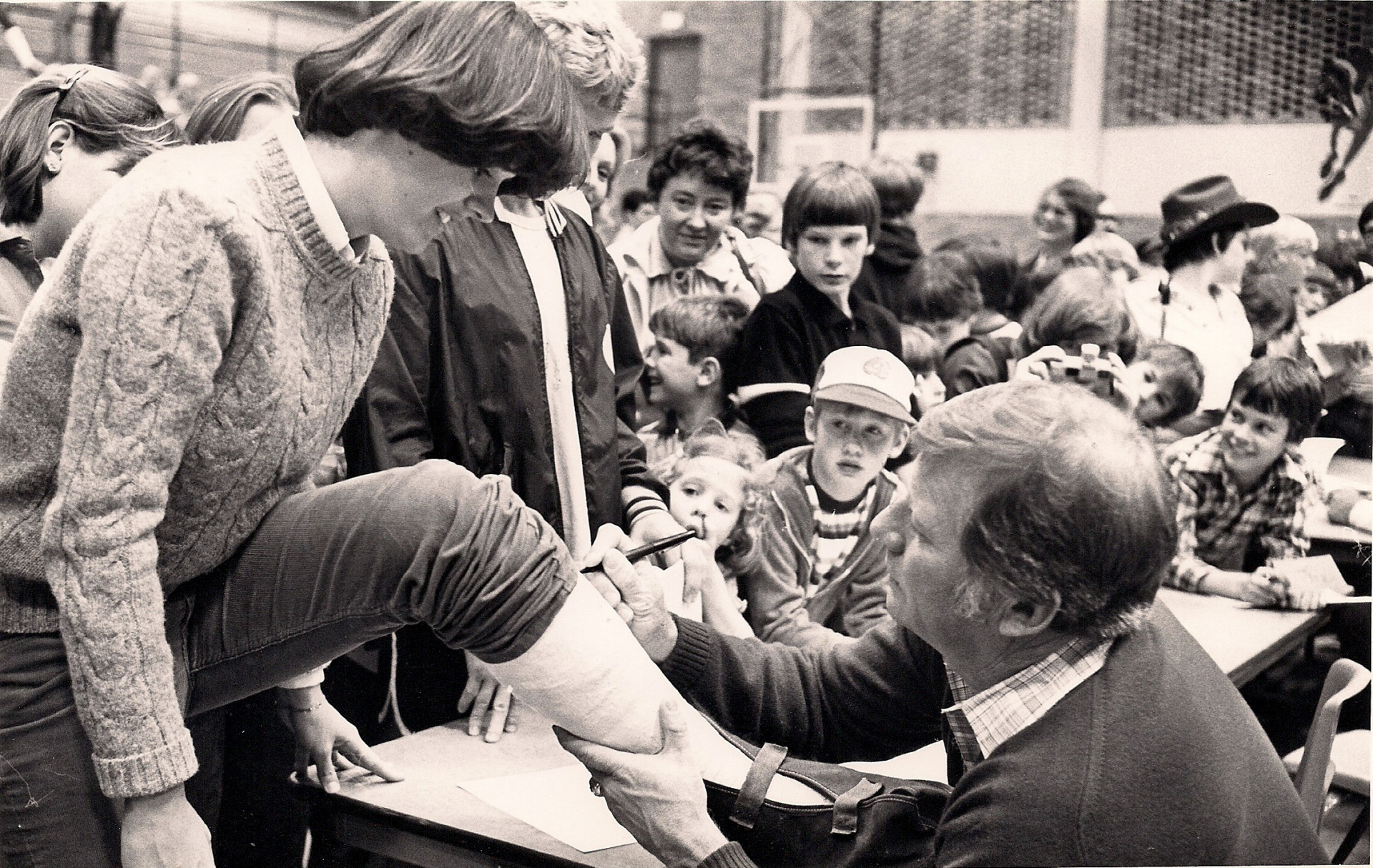 New York Yankee great Mickey Mantle signs a wman's cast during his appearance at the NSSA Awards Weekend in Salisbury